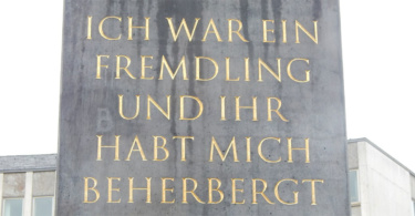 Der Obelisk von Olu Oguibe in Kassel. ©Wikimedia / Info3 Verlag 2018