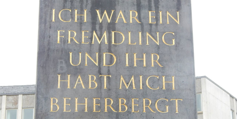 Der Obelisk von Olu Oguibe in Kassel. ©Wikimedia / Info3 Verlag 2018
