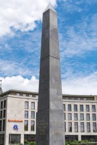 Der Obelisk von Olu Oguibe in Kassel. ©Wikimedia / Info3 Verlag 2018