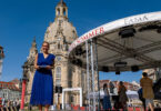 Mit-Initiatorin Silke Hohmuth eröffnet das Programm vor der Kulisse der Dresdner Frauenkirche. Foto: Markus Weinberg