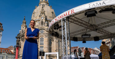 Mit-Initiatorin Silke Hohmuth eröffnet das Programm vor der Kulisse der Dresdner Frauenkirche. Foto: Markus Weinberg