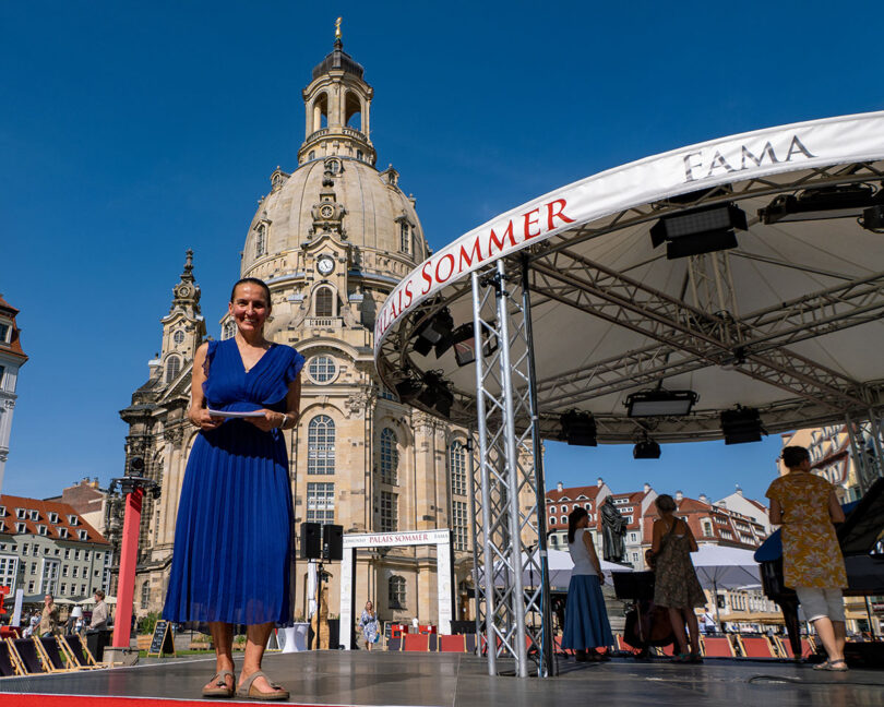 Mit-Initiatorin Silke Hohmuth eröffnet das Programm vor der Kulisse der Dresdner Frauenkirche. Foto: Markus Weinberg