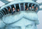 Menschen auf der Aussichtsplattform der Freiheitsstatue in New York. Zeitschrift info3. © National Geographic