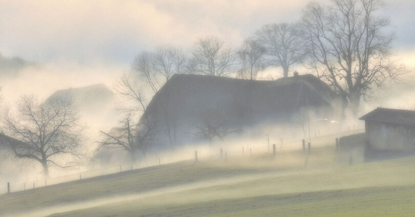 Ein Bauernhof im Morgennebel