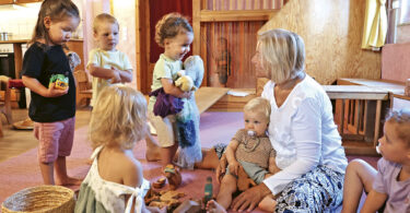 Erzieherin und Kinder in einem waldorfkindergarten
