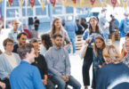 Eine Gruppe unterschiedlicher Menschen bei einem Workshop