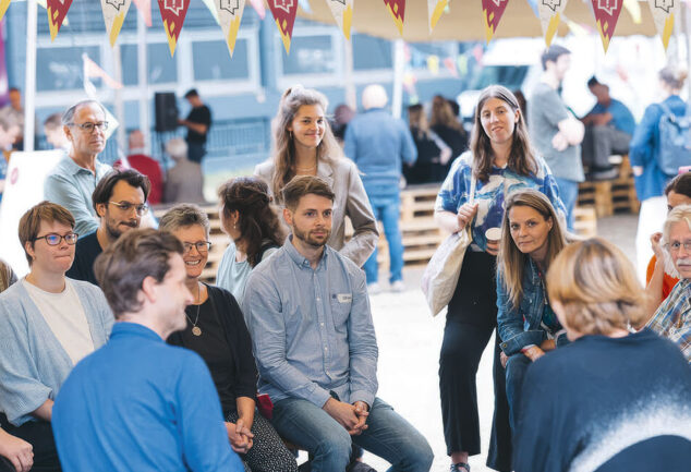 Eine Gruppe unterschiedlicher Menschen bei einem Workshop